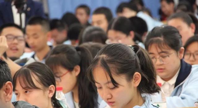 酸奶 初中生“发型标准”公布,男生剪完更受欢迎,女生丑的不愿意见人