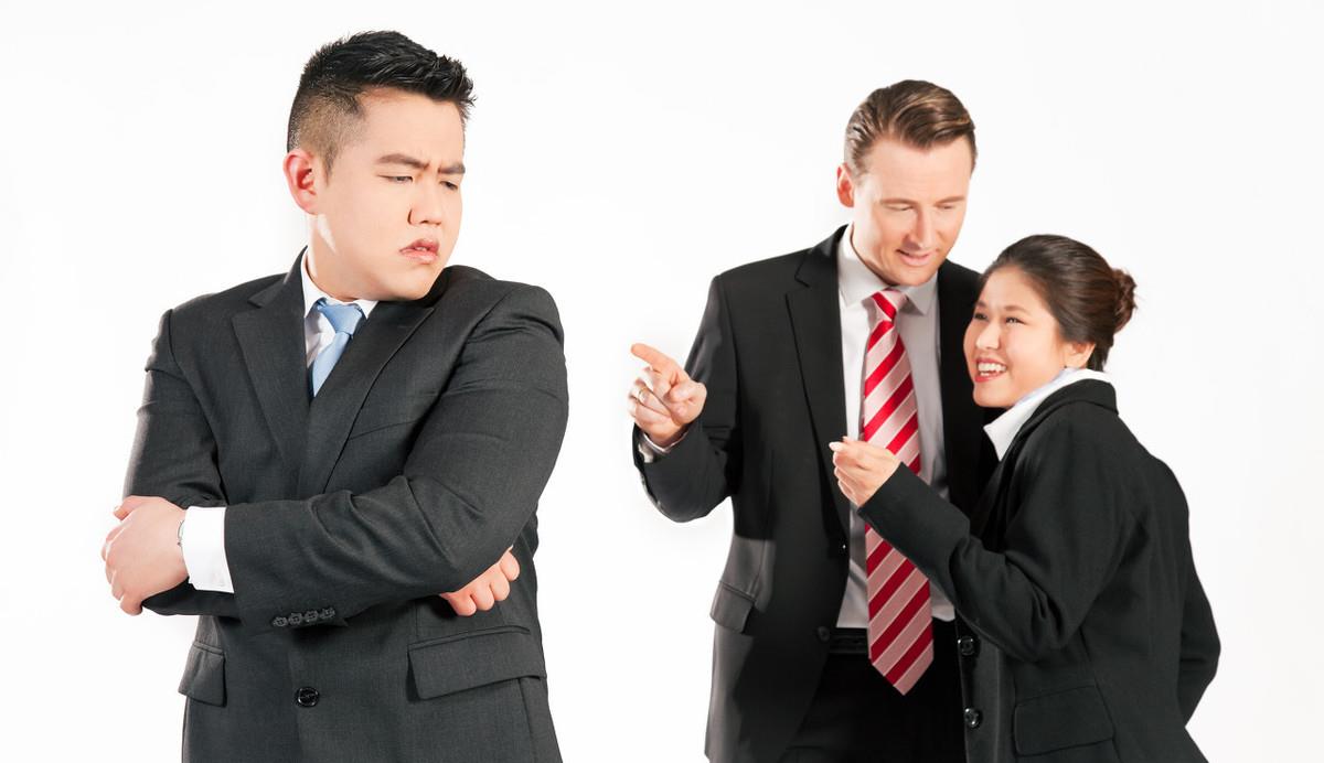 李明|表面友好，背后捅刀，职场“小人”不得不防，3招教你认清真面目