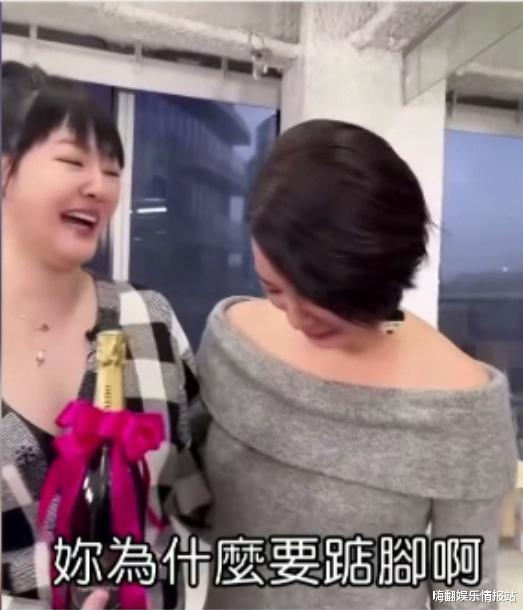 阿雅|阿雅上节目，小S又露事业线又爆料对方微整形，网友集体呼唤周迅