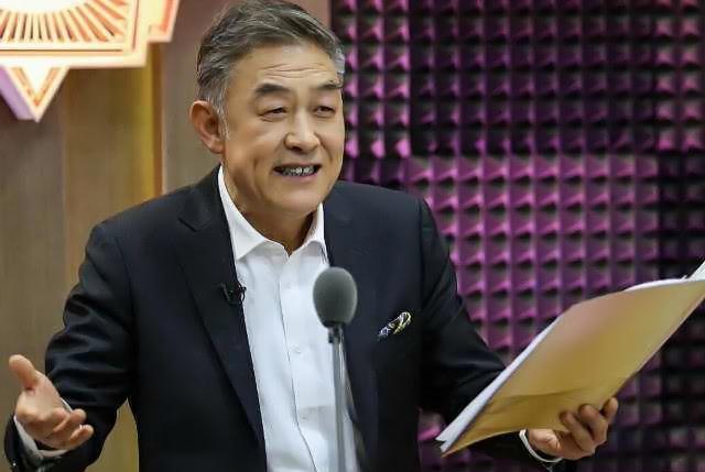 人世间|62岁李建义近照曝光,外出游玩无明星架子,网友:“曹公公”来了