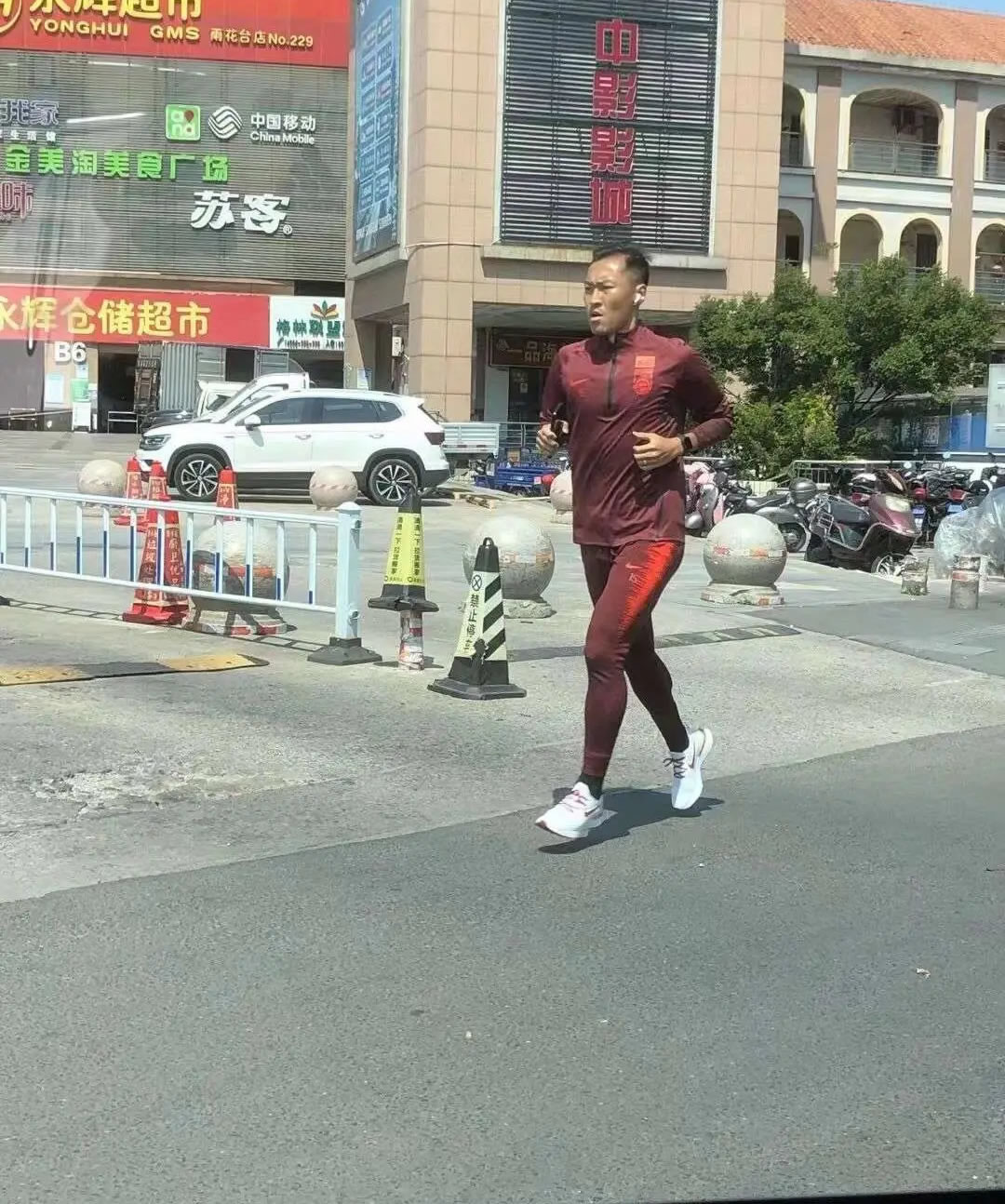|唏嘘！国足队长没地方训练，只能在马路上跑步