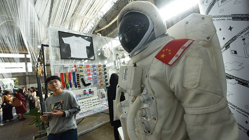 航天员执行太空任务，宇航服的用处到底是什么？一件值3000万贵吗