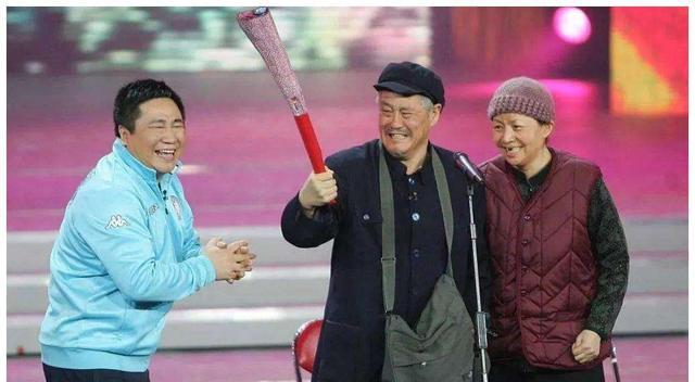 相声|一场春晚,两个相声,卢鑫和玉浩无趣,姜昆陷入抄袭风波?