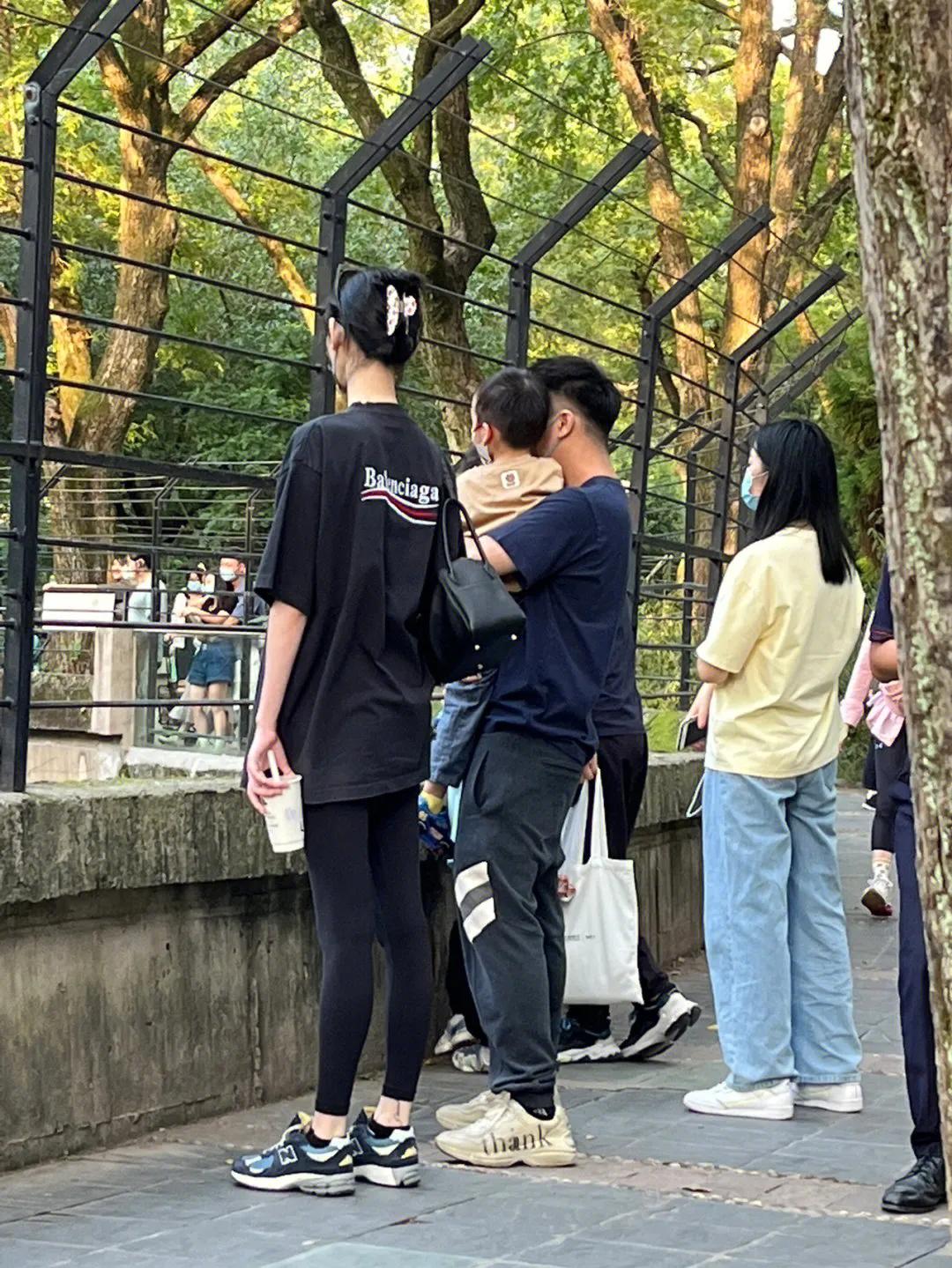 奚梦瑶|奚梦瑶何猷君带儿子游动物园,一家三口牵手同行,画面温馨有爱