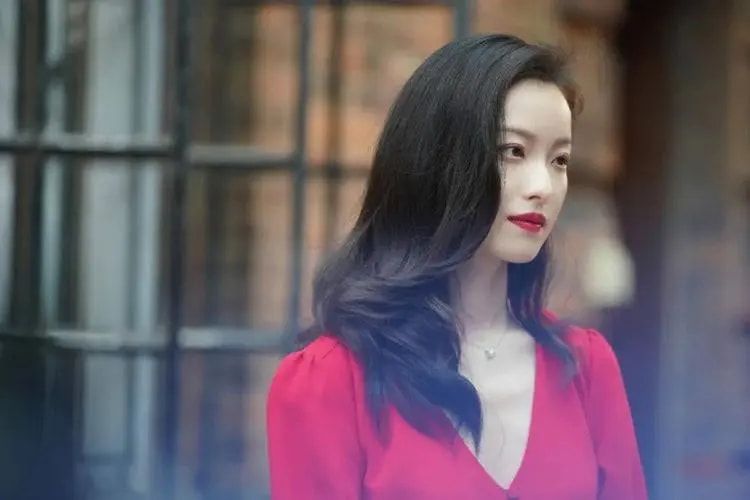 倪妮|娱乐圈5位“腿精”，关晓彤倪妮上榜，莫文蔚给腿买了3千万保险