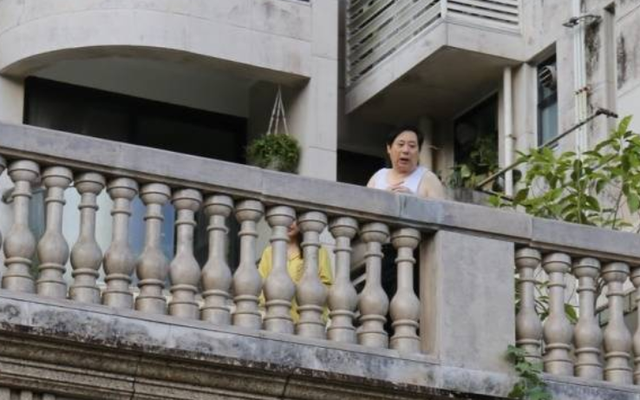 郭富城|郭富城送99朵玫瑰为妻庆生，与岳父母罕同框，年龄相仿却像两代人