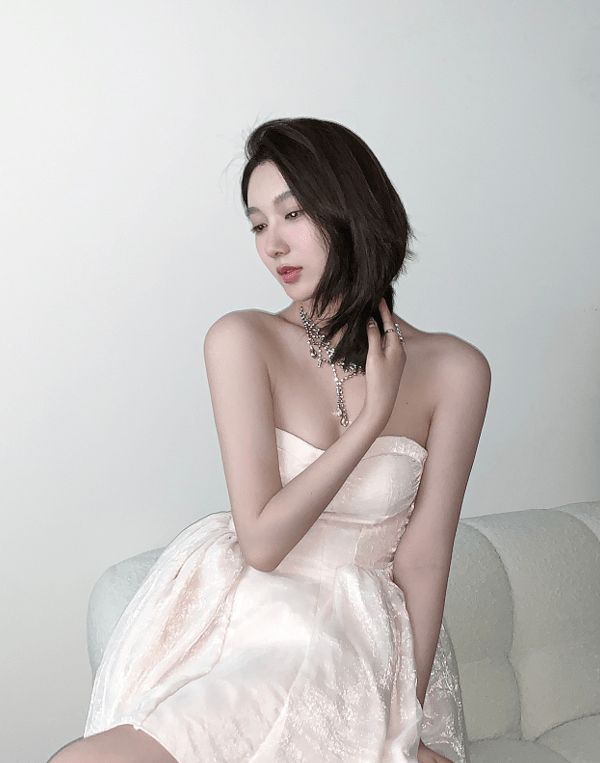 都美竹|都美竹一席白色抹胸短裙，网友直呼姐姐好美，仙气飘飘女神范十足