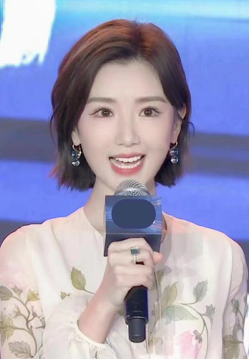 毛晓彤|毛晓彤第一次当主持人，手拿话筒有模有样，穿长裙端庄大方