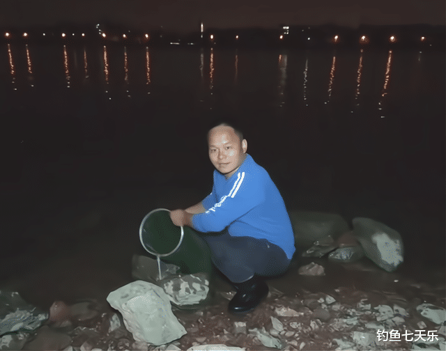 |广州男子珠江夜钓,意外钓到一具“浮尸”,淡定直播引发热议
