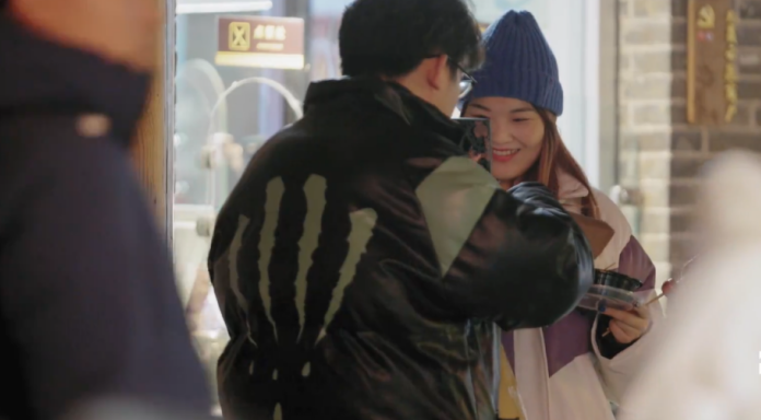 张天爱|祖峰深夜街访00后太惊讶！有人大二生娃，有人漂泊4年睡网吧？