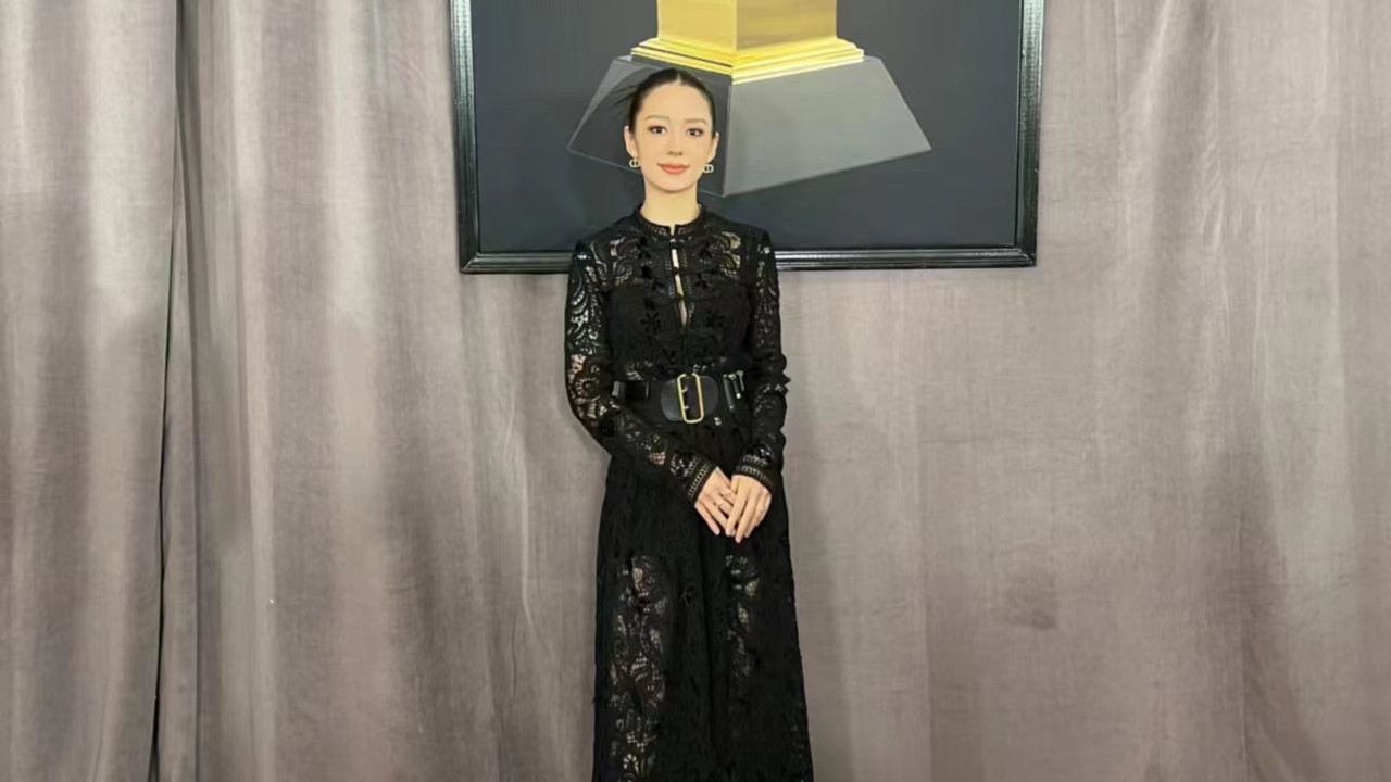 吉娜·爱丽丝|郎朗妻子吉娜出席格莱美颁奖典礼，穿一条黑色蕾丝裙，端庄又优雅
