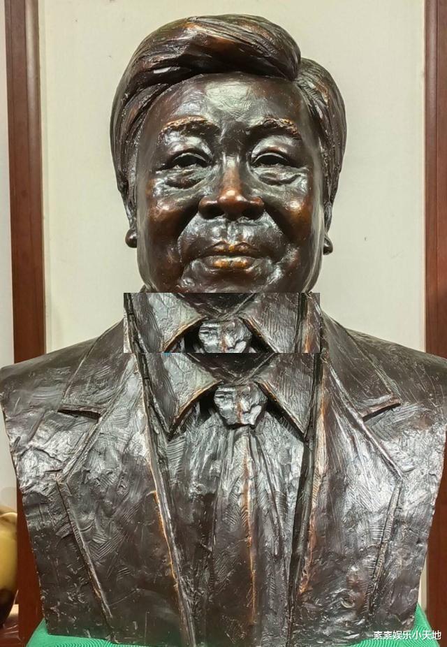 赵忠祥|赵忠祥塑像仪式落成：摆在家中的会客厅内，立雕像供家人朋友悼念