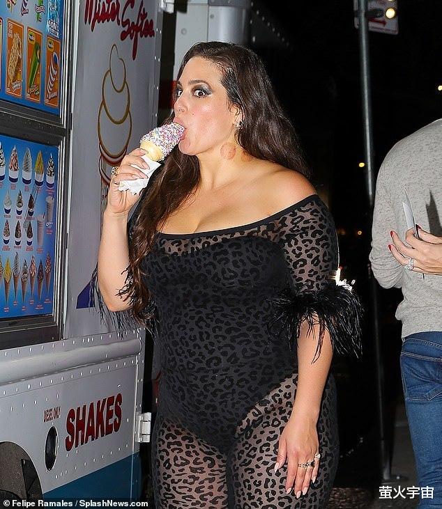 |43岁卡戴珊大姐跪趴沙发，“虎背”上拔罐印醒目，肉乎乎丈夫喜欢