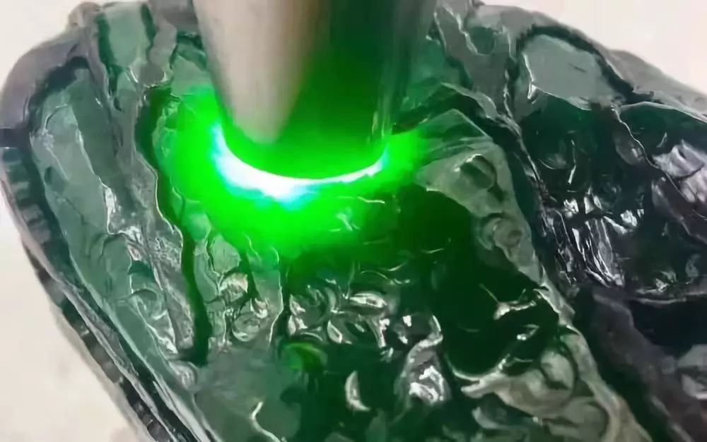 |“神仙难断寸玉”!赌石中,什么样的翡翠皮壳容易出高货?