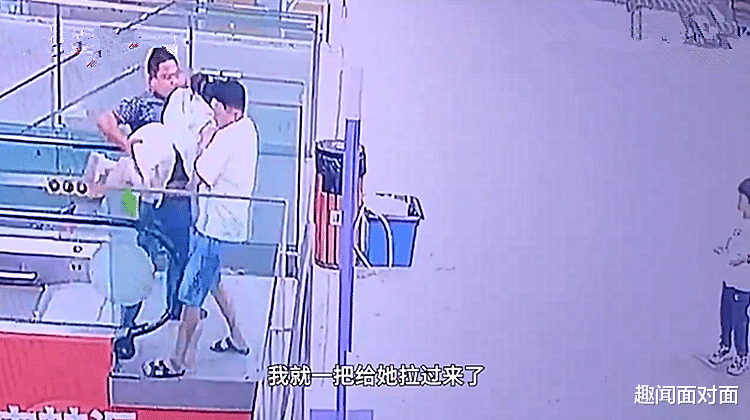 女童悬空挂在商场扶梯外沿，危急关头男子救下孩子，善举反遭舆论质疑