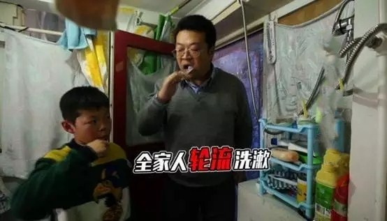 一家3口睡10㎡棺材房，吃喝拉撒都在床上，妻子洗澡儿子难避嫌
