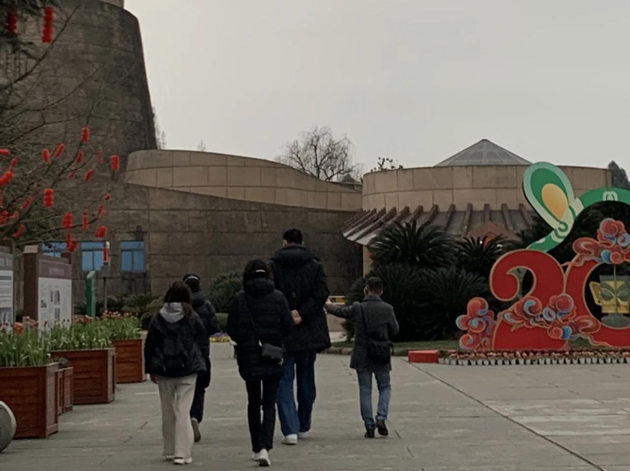 姚明|姚明过年携家人出游，发福严重肚腩抢镜，怒视路人翻白眼拒绝拍摄