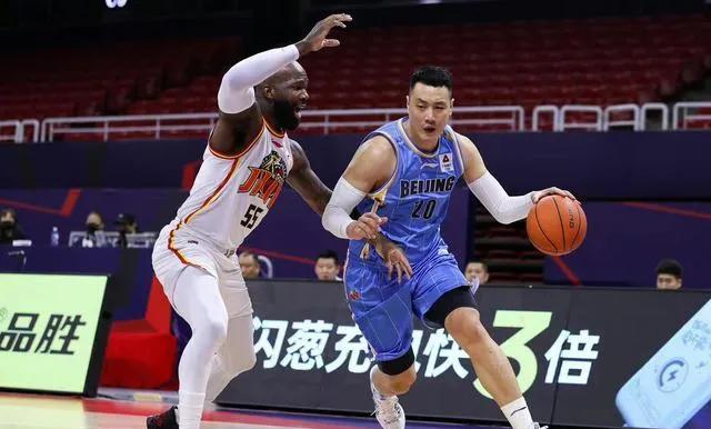 广东男篮|首钢被双杀，裁判帮老叔，杜峰放狠话，广东露真容，杨鸣心发慌