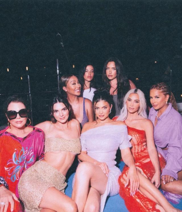 金·卡戴珊|富婆！卡戴珊家族包豪华游艇为凯莉庆生，拆到爱马仕白房子一脸惊讶