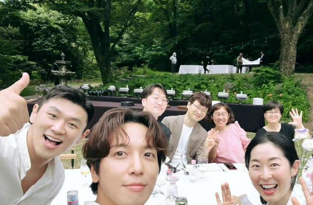 张娜拉|新娘张娜拉好美!白色拖地婚纱仙气满满,与男友携手进场超甜蜜