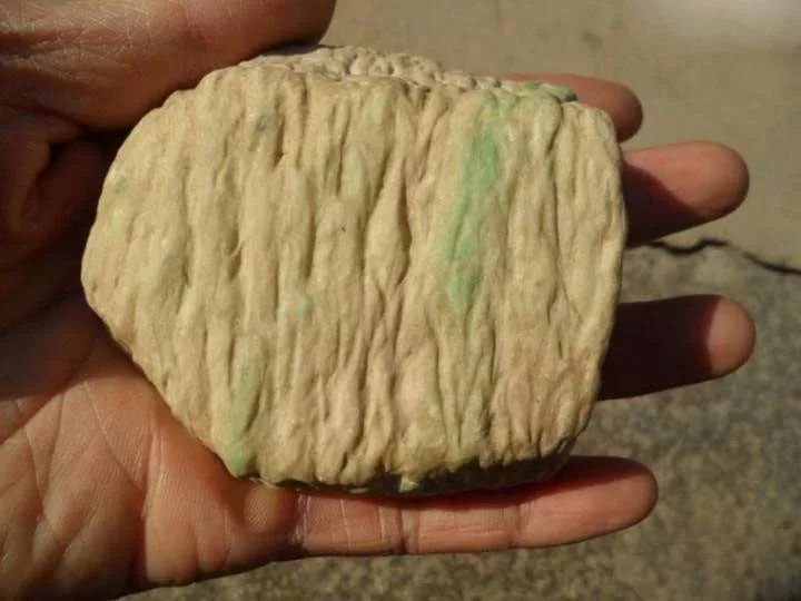 翡翠|800地摊买的翡翠原石,幻想的帝王绿破灭,却惹的全场哄堂大笑!