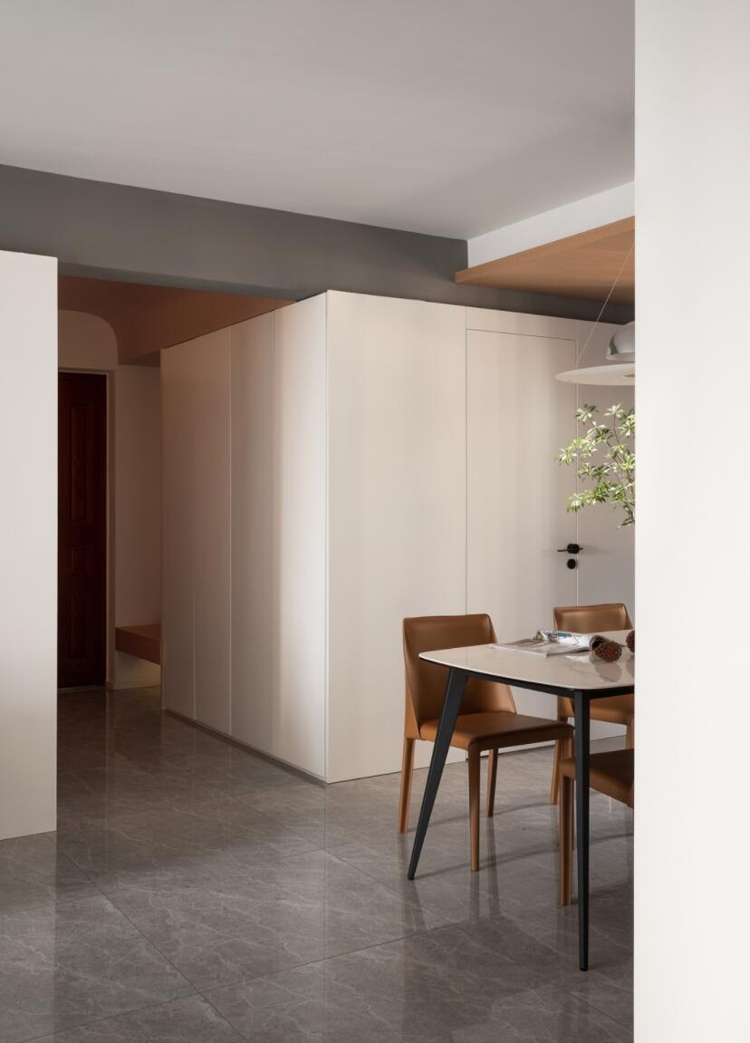 难怪现在装修都不要踢脚线了,看了她家,才知道有多大气干净