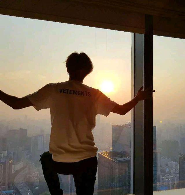 王一博|王一博将迎接新朋友，老朋友发长文体面告别，评论区粉丝回应默契