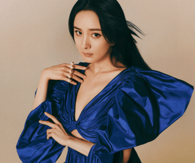 美颜|杨幂拍摄时尚杂志封面曝光,照片风格十分瞩目,一双长腿更是吸睛