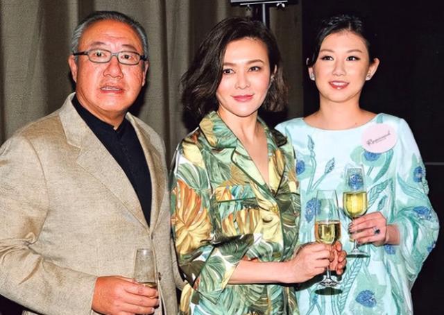 关之琳|59岁关之琳近照曝光!与富豪前男友同框不尴尬,气色红润状态好