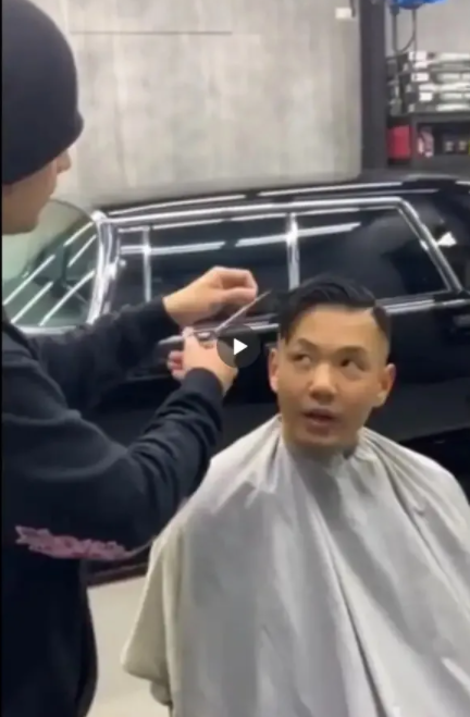 周杰伦|周杰伦做理发师？给朋友刘海剪成倒三角，略显突兀朋友仍感激不尽