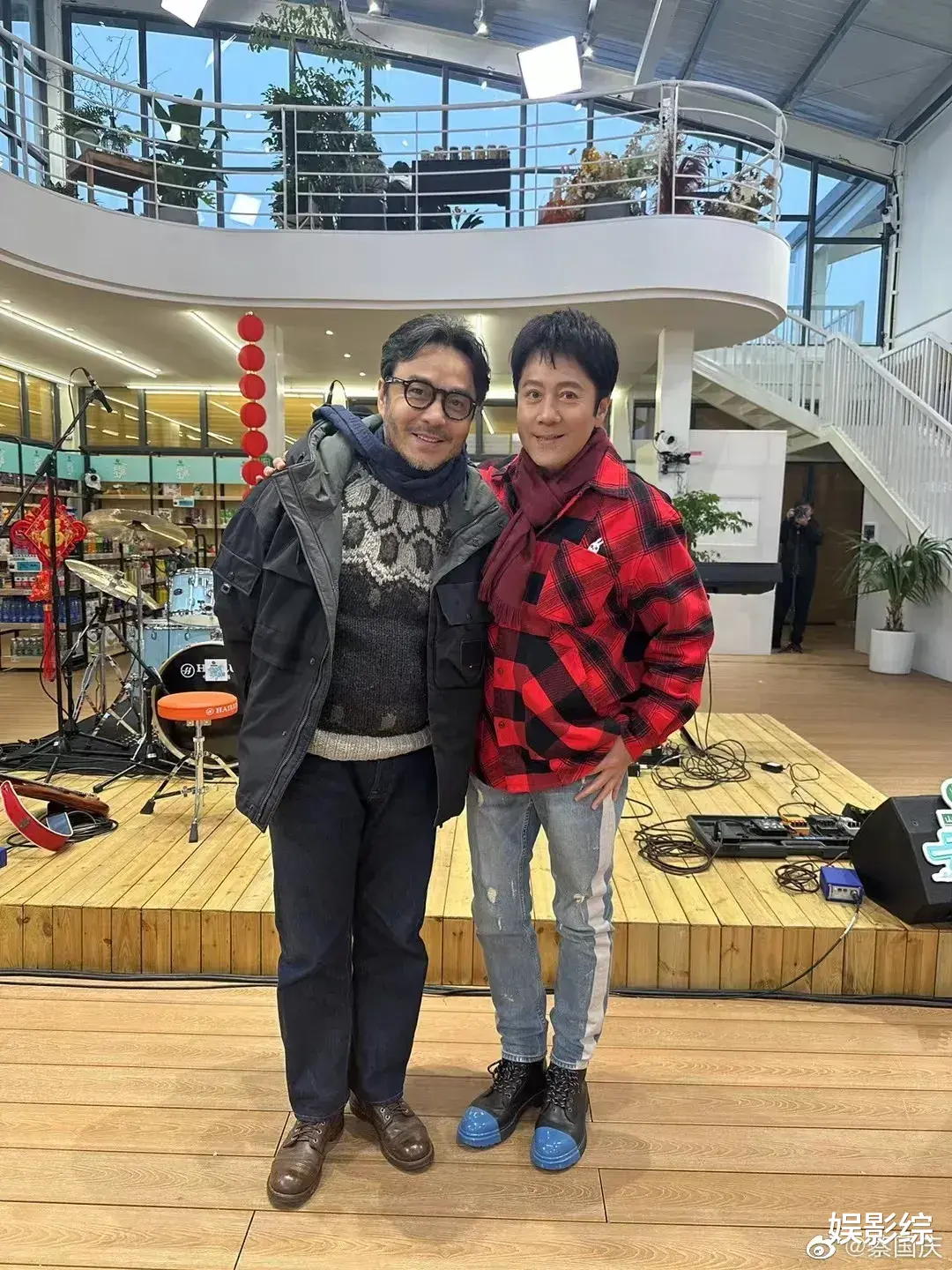 蔡国庆|蔡国庆重回云上小店，晒出与汪涵的合影，相差六岁却似两代人