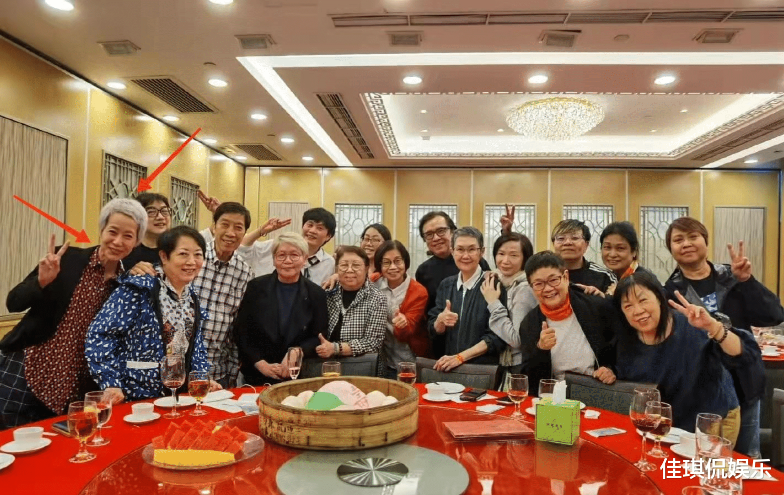 叶童|59岁叶童近照大变样，满头白发很沧桑，网友：许仙老到认不出