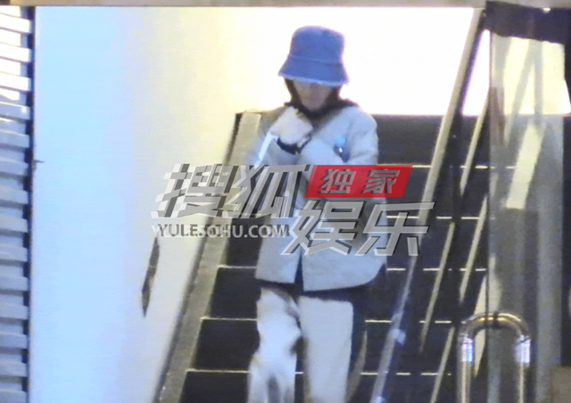 美甲|52岁鲁豫独自做美甲!戴渔夫帽好似小丸子,打扮休闲腋下夹一瓶水