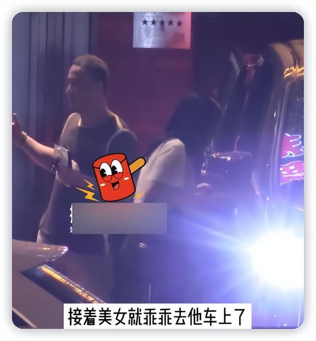 杨坤|49岁杨坤被曝新恋情,和美女约会亲密紧贴,女方前凸后翘身材火辣