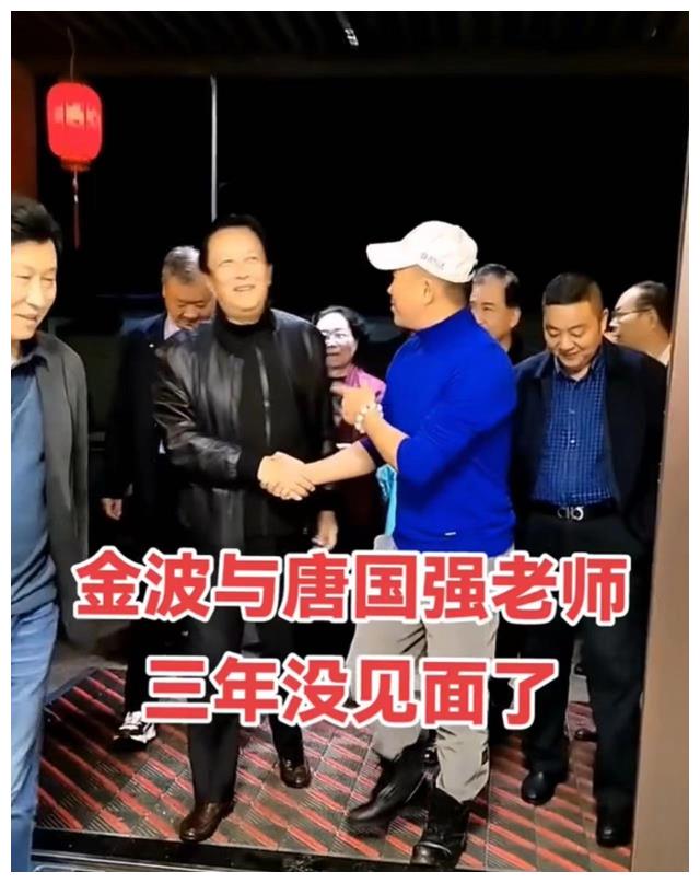 唐国强消瘦腿脚僵硬！与网红握手后反复擦手，被指嫌弃对方引争议
