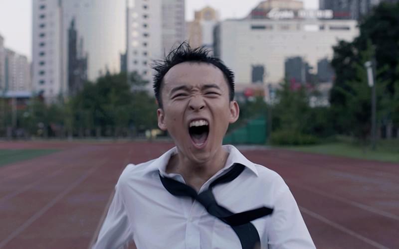 教育部|男高中生边痛哭边用头撞墙，得知原因后家长表示心疼：太不值得了