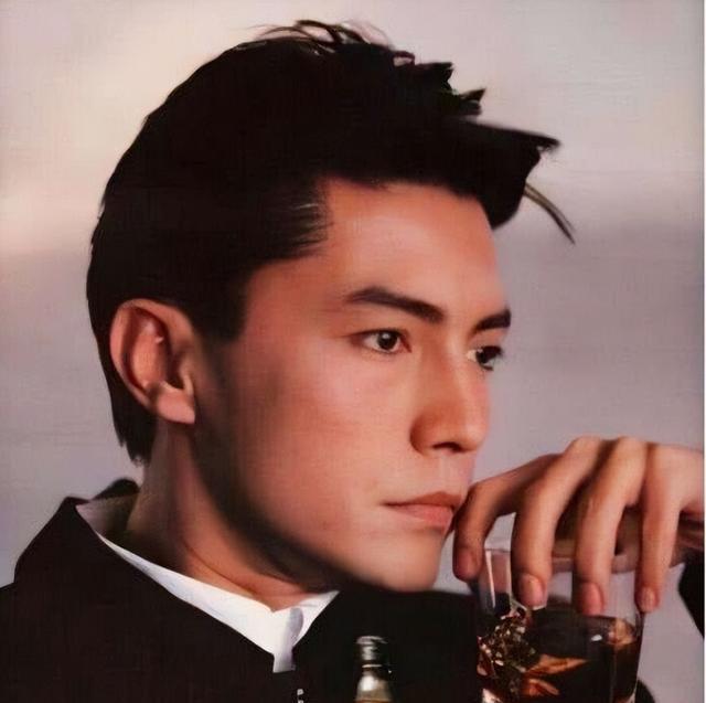 |“孤独美男”尊龙：无父无母混血脸，认大树为家人，70岁孑然一身