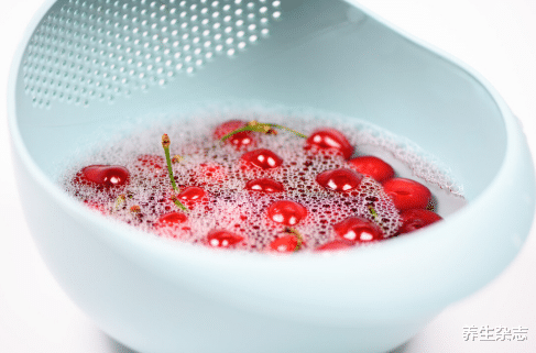 肝脏|洗洁精变“害人精”？医生：厨房中“1洗洁精”，或在掏空你的肝脏，趁早扔