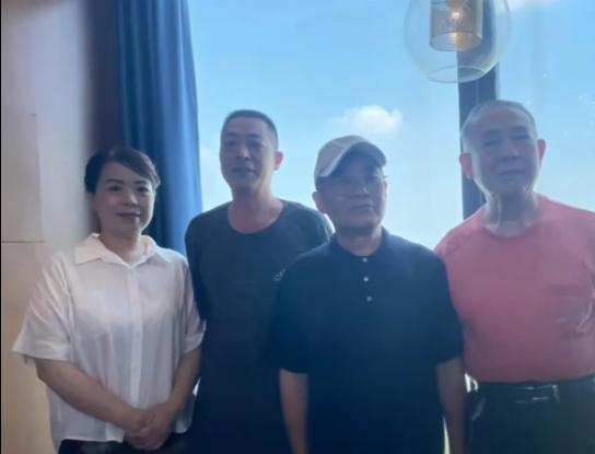 |许敏姚爸军人身份亮相一石二鸟，田静穿粉色旗袍直播，潘律太辛苦