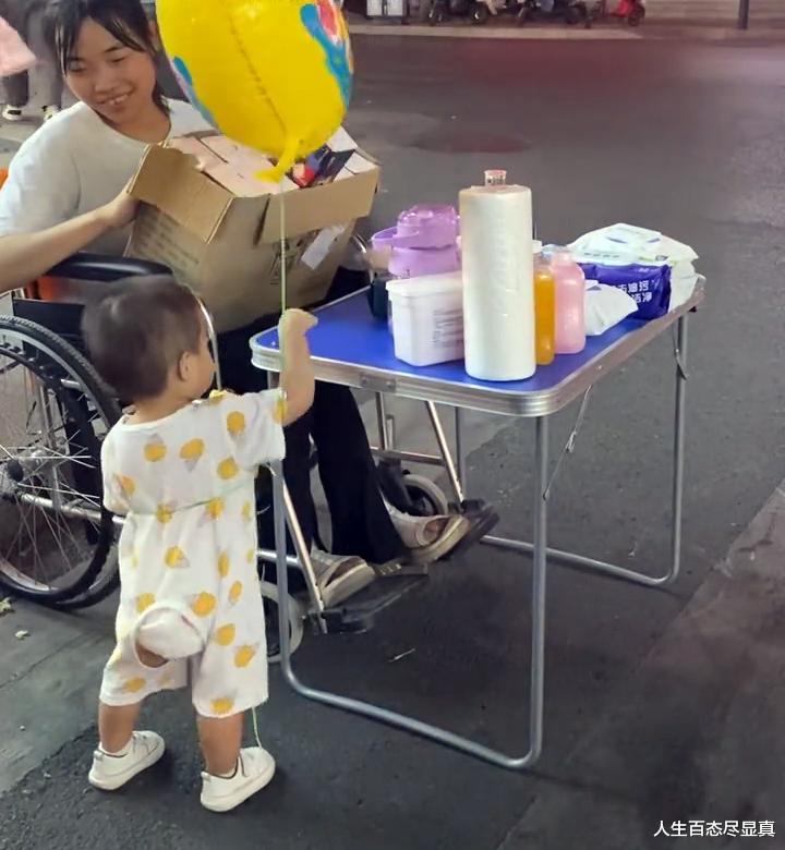 20岁单亲妈妈身残志坚,带着孩子摆地摊努力求生,不知丈夫在哪里