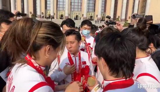 韩聪|冬奥表彰大会现场!韩聪身架15枚奖牌,谷爱凌的人气最旺