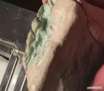 紫檀|老行家在“阴沟里翻了船”：98万切出变种料，高冰正阳绿变白肉！垮得一塌糊涂