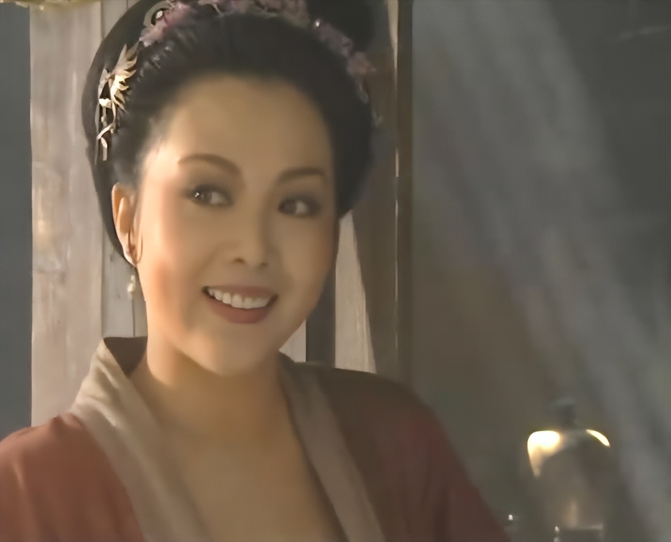 梁丽|演员梁丽：被前夫伤透了心，带着儿子再婚，为去世的前夫抬棺