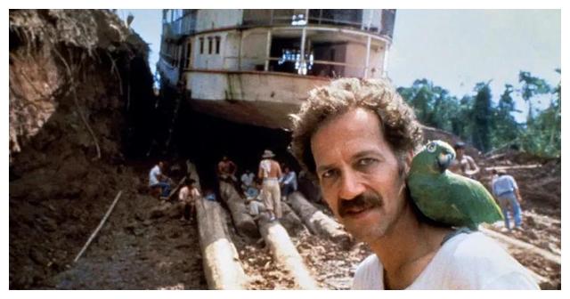 电影|影史上最伟大也最荒唐的影像之一,让巨轮山上行走:《陆上行舟》