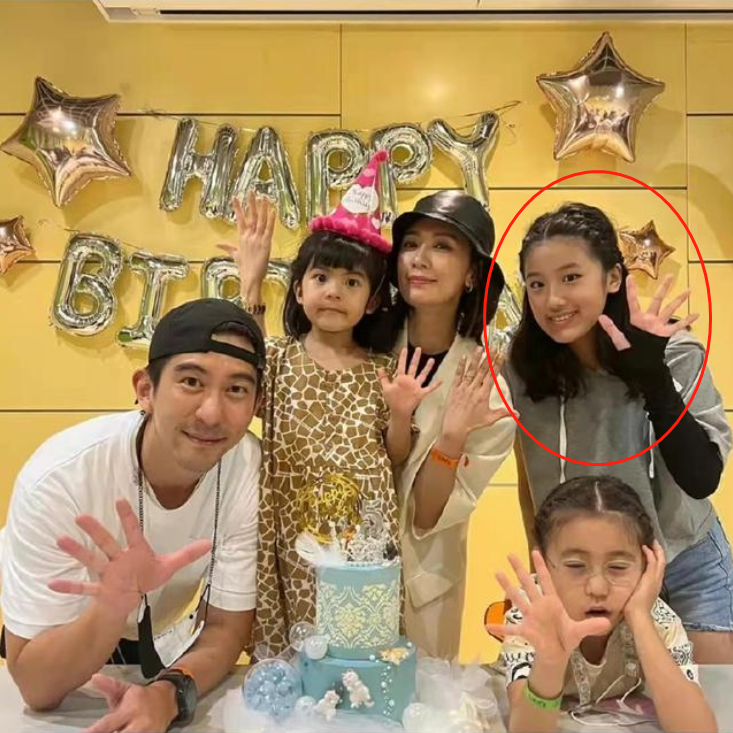 贾静雯|贾静雯晒一家5口合影,大女儿与继父同框显拘谨,小女儿恃宠而骄
