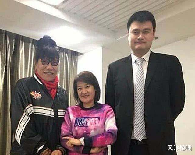 郑海霞|55岁女篮巨人郑海霞近况：双腿弯曲无子女陪伴，丈夫很少露面