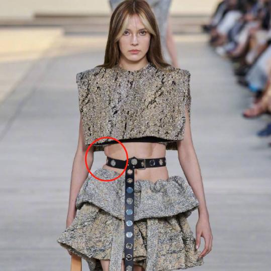 谷爱凌|谷爱凌亮相LV早春大秀，175被拍成160，网友：衣服有问题