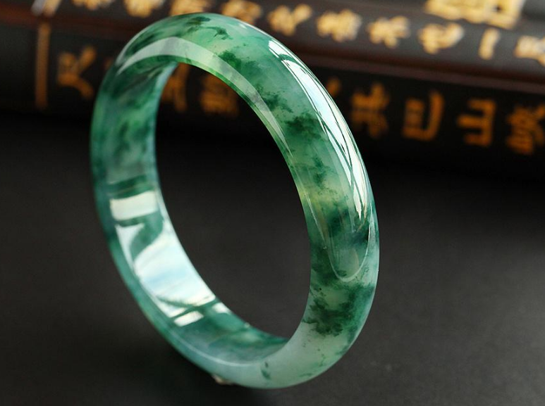 冰种翡翠|常见的三种冰种翡翠手镯，每一款都有各自的优点，尽显无限魅力