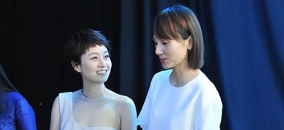 马伊琍|马伊琍母女看秀，女儿穿公主裙好漂亮，但合影才发现她竟这么矮