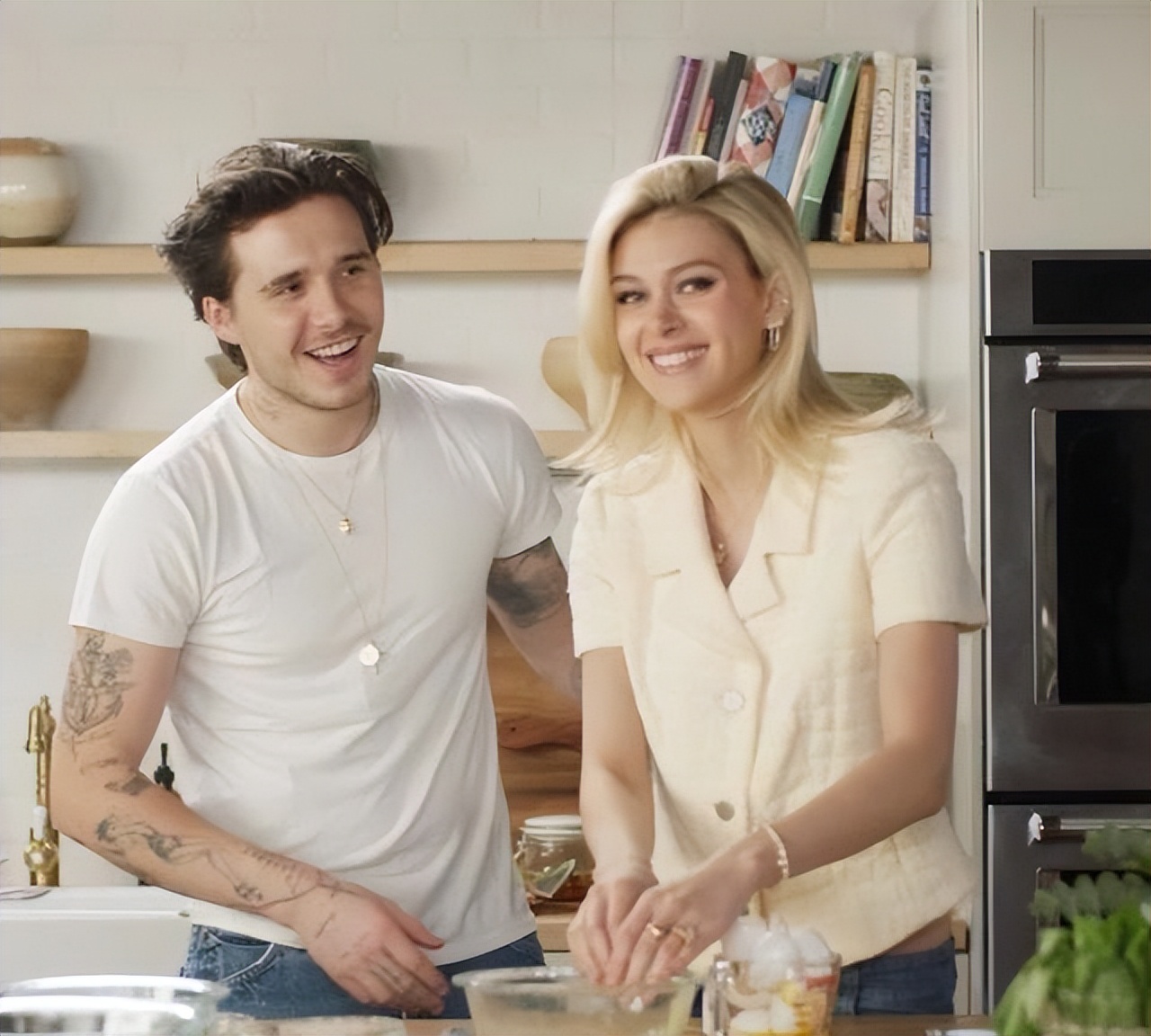 美食|贝克汉姆长子为爱妻做美食！认真做饭被夸